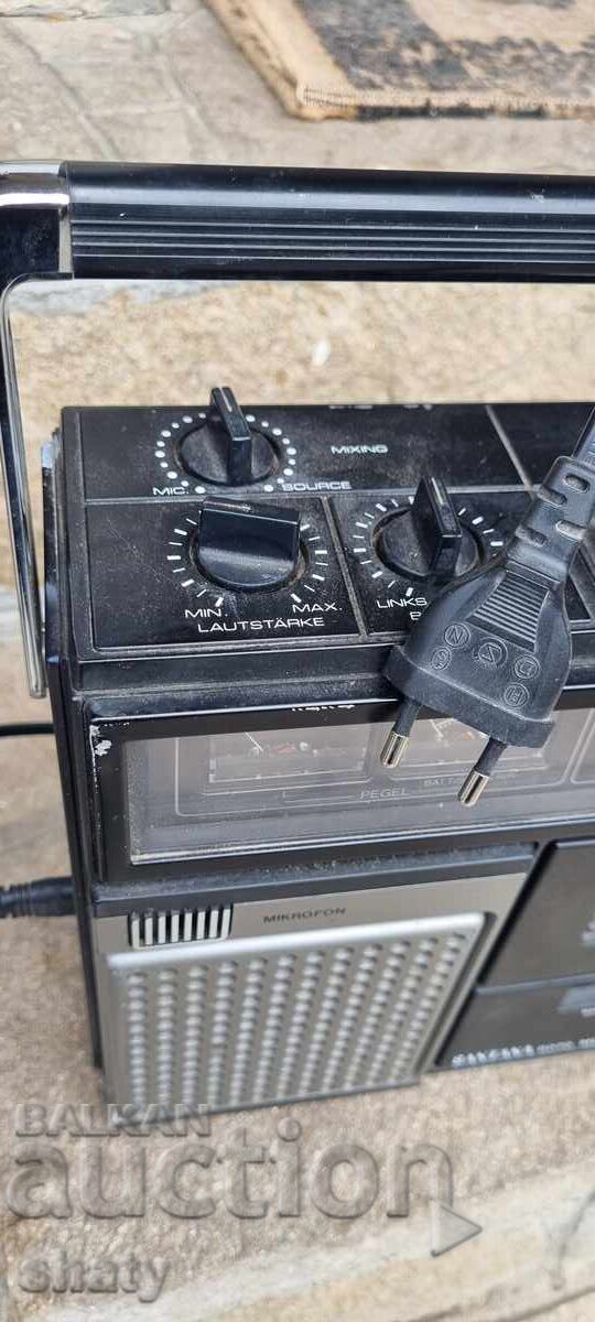 Un casetofon vechi cu preț 120.00 BGN | € 61.36