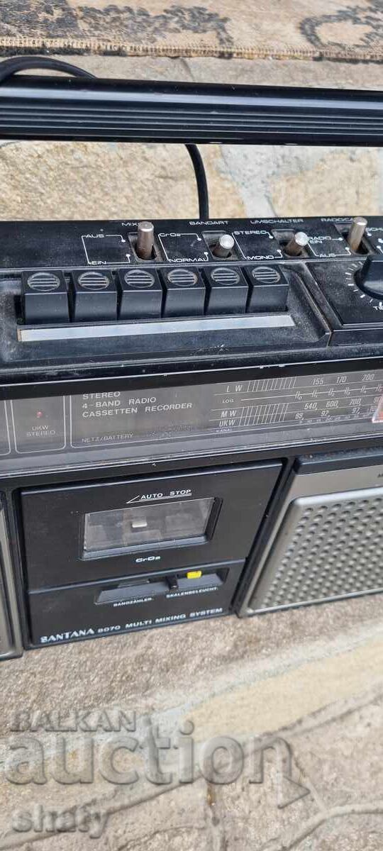 Livrarea Un casetofon vechi