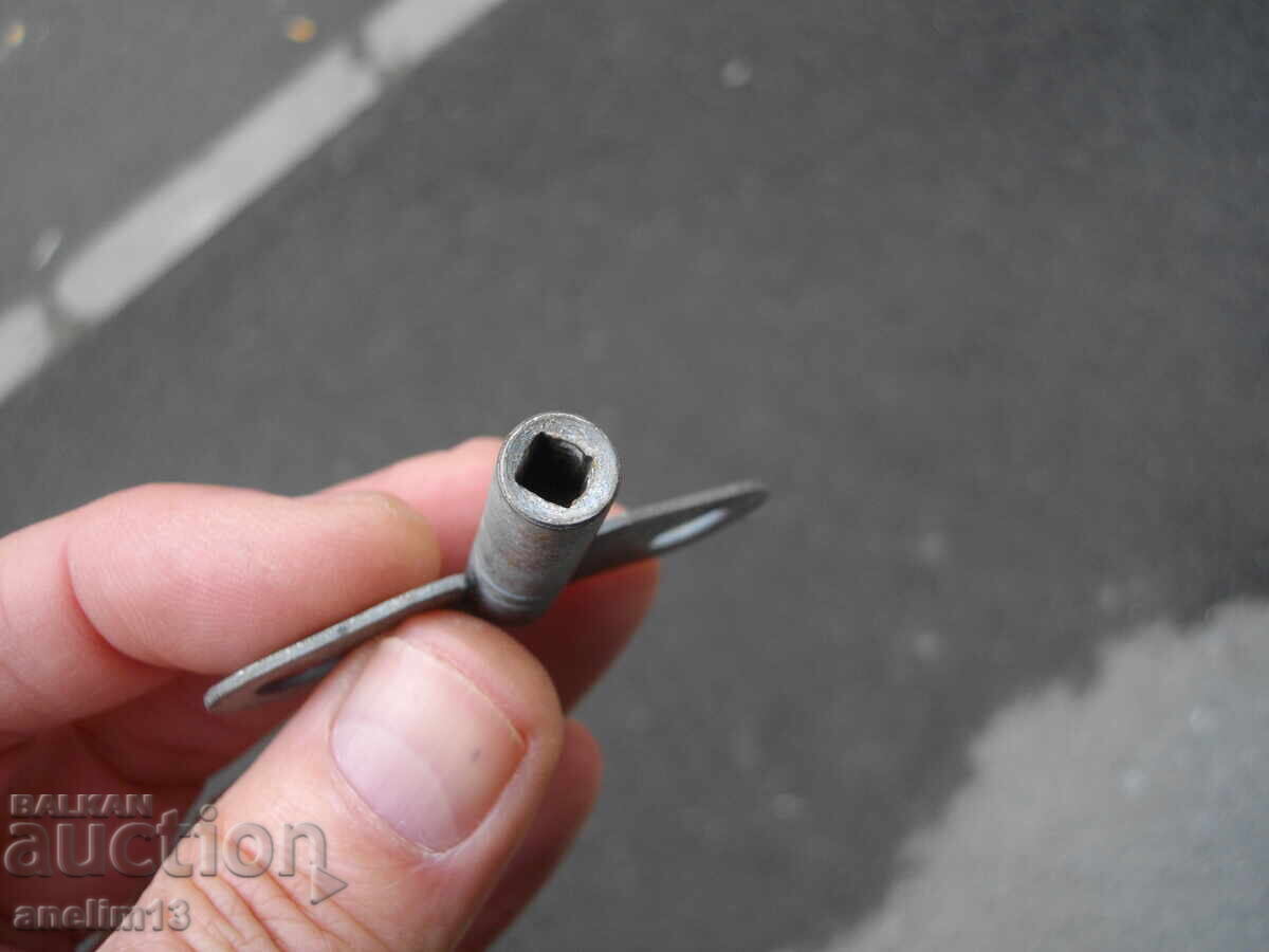 CHEIE VECHE DE PERETE SAU CHEIE DE CEAS DE SEMIN cu preț 25.00 BGN | € 12.78 CHEIE VECHE DE PERETE SAU CHEIE DE CEAS DE SEMIN cu preț 25.00 BGN | € 12.78