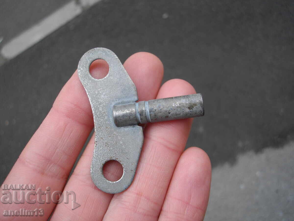 Licitație CHEIE VECHE DE PERETE SAU CHEIE DE CEAS DE SEMIN Licitație CHEIE VECHE DE PERETE SAU CHEIE DE CEAS DE SEMIN