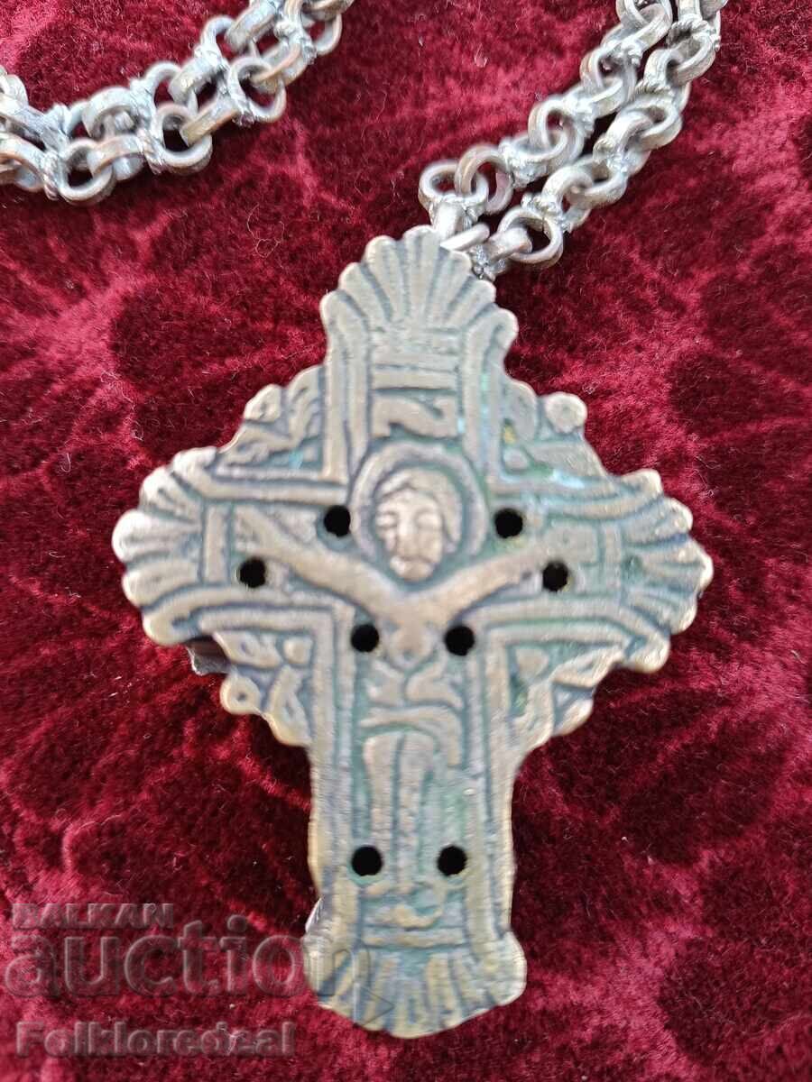 Licitație Cruce de argint antică pentru costumul femeiesc din Bitola Licitație Cruce de argint antică pentru costumul femeiesc din Bitola