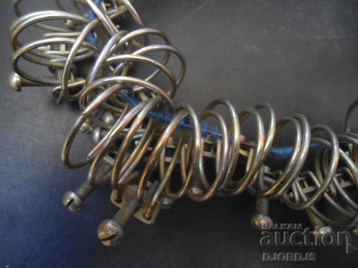 Licitație Cleme metalice vechi, 50 bucăți