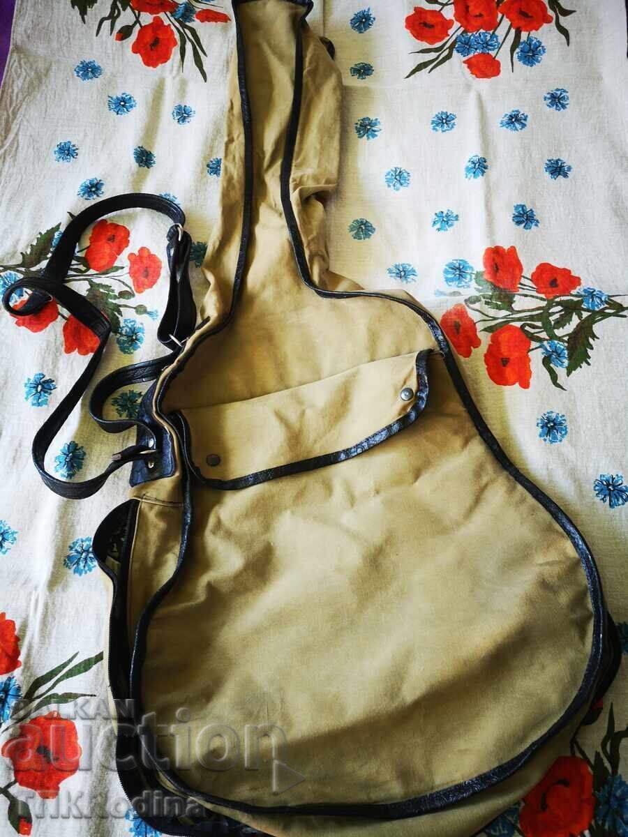 Husa veche de prelată pentru chitară acustică