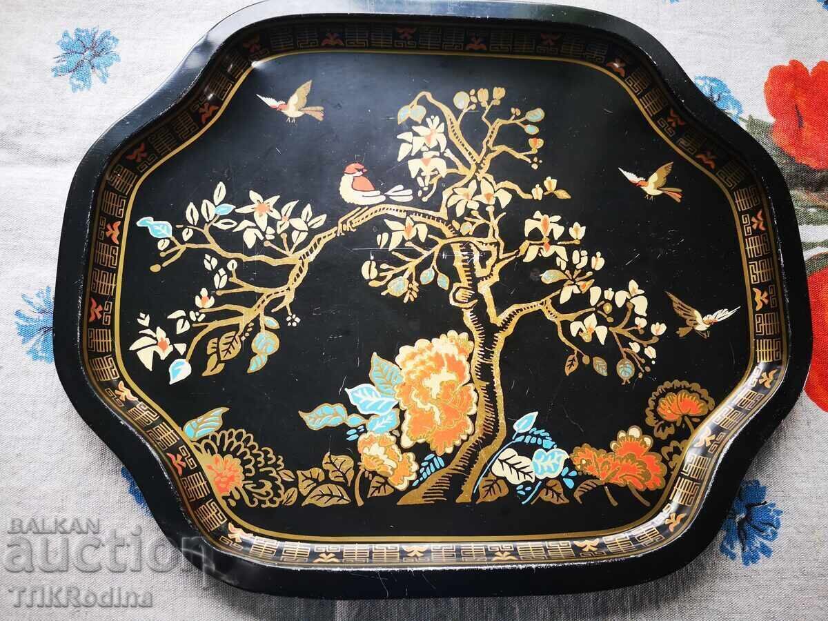 Стар метален поднос за севиране