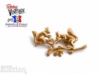 Broscă veche cu veveriță, placată cu aur