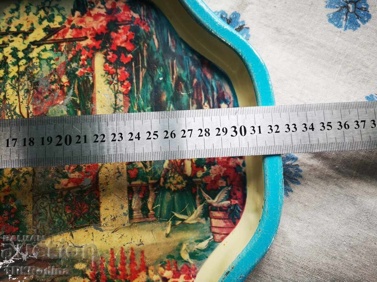 Доставка на Още един стар метален поднос за севиране