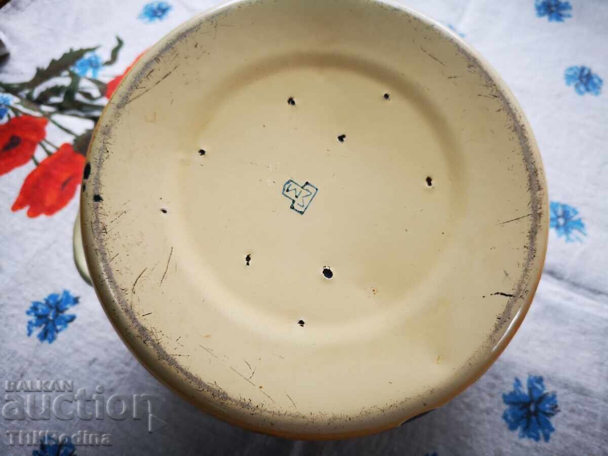 Παλιά σμαλτωμένη κατσαρόλα με τιμή 12.00 BGN | € 6.14