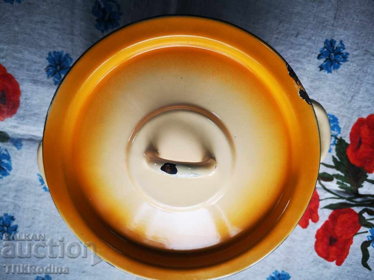 Παράδοση Παλιά σμαλτωμένη κατσαρόλα