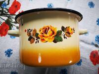 Стара емайлирана тенджера