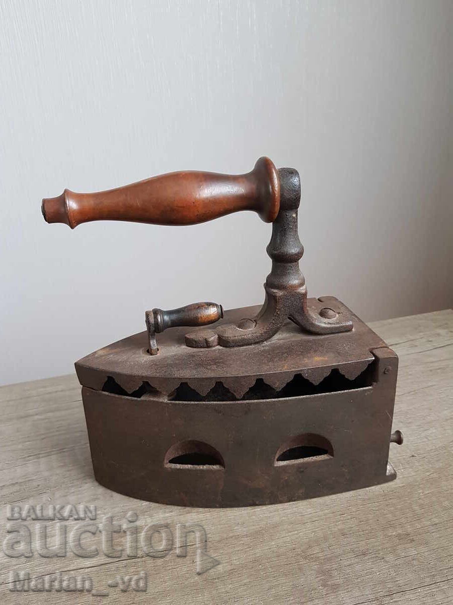 Παλιά μαντεμένια σιδερένια σιδερώστρα με τιμή 110.00 BGN | € 56.24 Παλιά μαντεμένια σιδερένια σιδερώστρα με τιμή 110.00 BGN | € 56.24