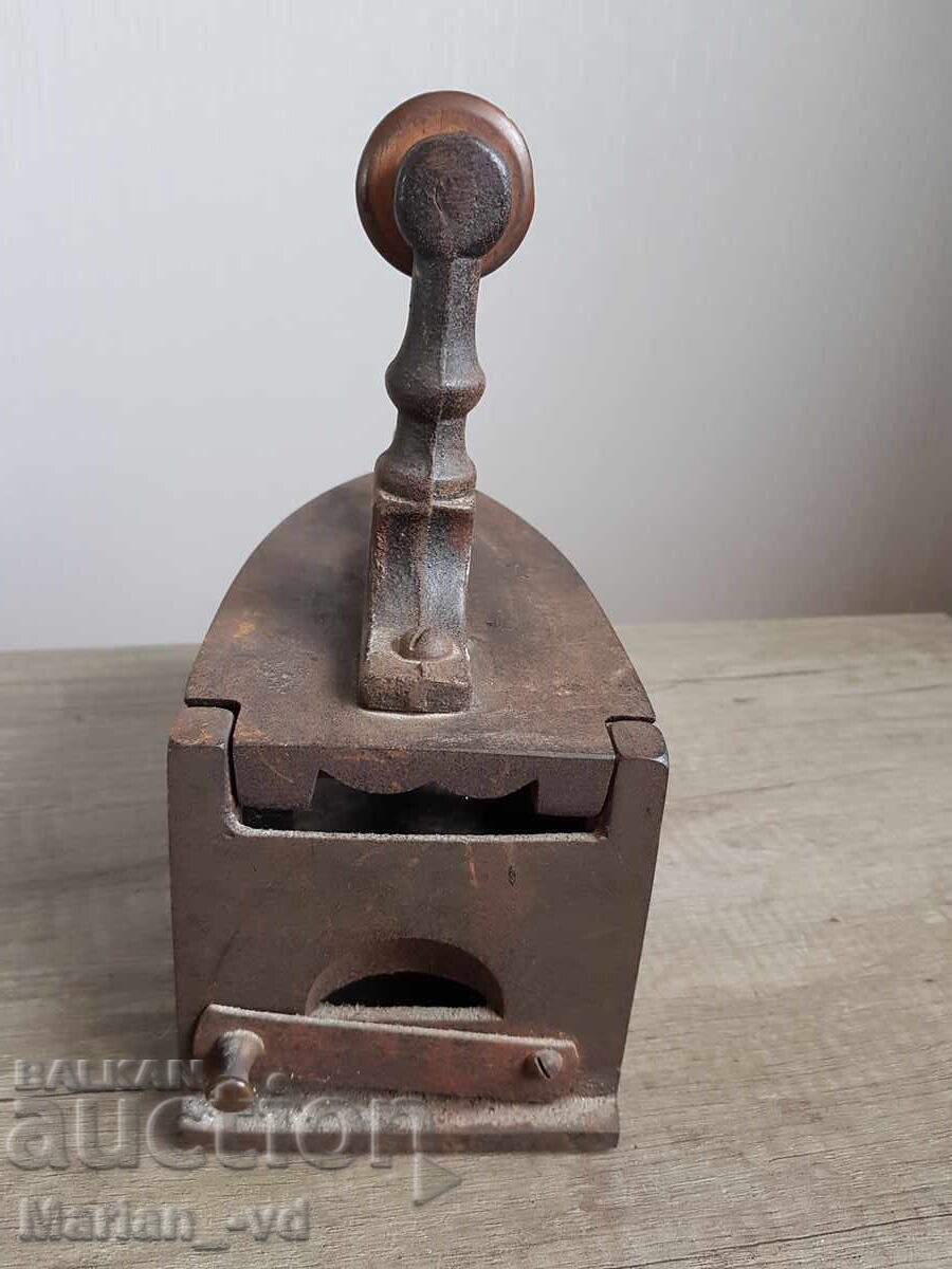 Δημοπρασία Παλιά μαντεμένια σιδερένια σιδερώστρα Δημοπρασία Παλιά μαντεμένια σιδερένια σιδερώστρα