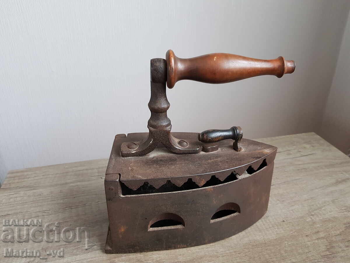 Παράδοση Παλιά μαντεμένια σιδερένια σιδερώστρα Παράδοση Παλιά μαντεμένια σιδερένια σιδερώστρα