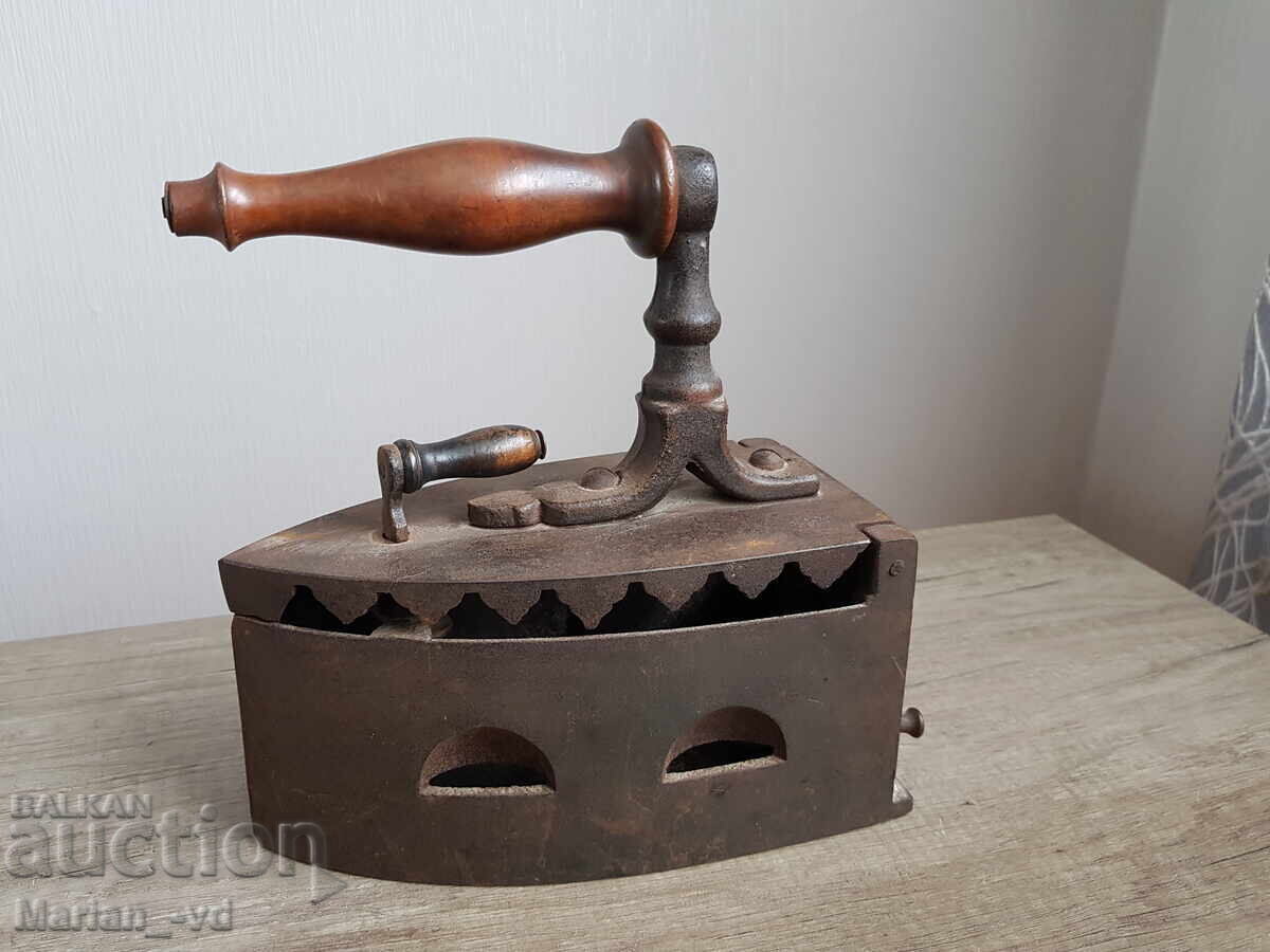 Παλιά μαντεμένια σιδερένια σιδερώστρα Παλιά μαντεμένια σιδερένια σιδερώστρα