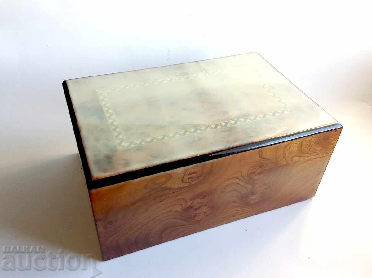 Humidor pentru trabucuri cu preț € 125.00 | 244.48 BGN