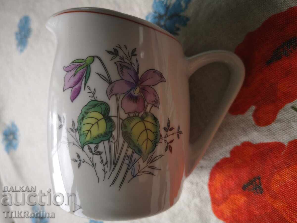 Licitație Latiere de portelan, ulcior mic Licitație Latiere de portelan, ulcior mic