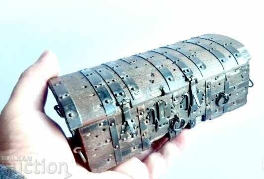 Miniature replica of a chest - Sid's trunk - 5