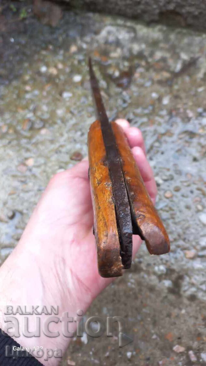 Licitație CUȚIT VECHI DE PĂSTOR KARAKULAK Licitație CUȚIT VECHI DE PĂSTOR KARAKULAK