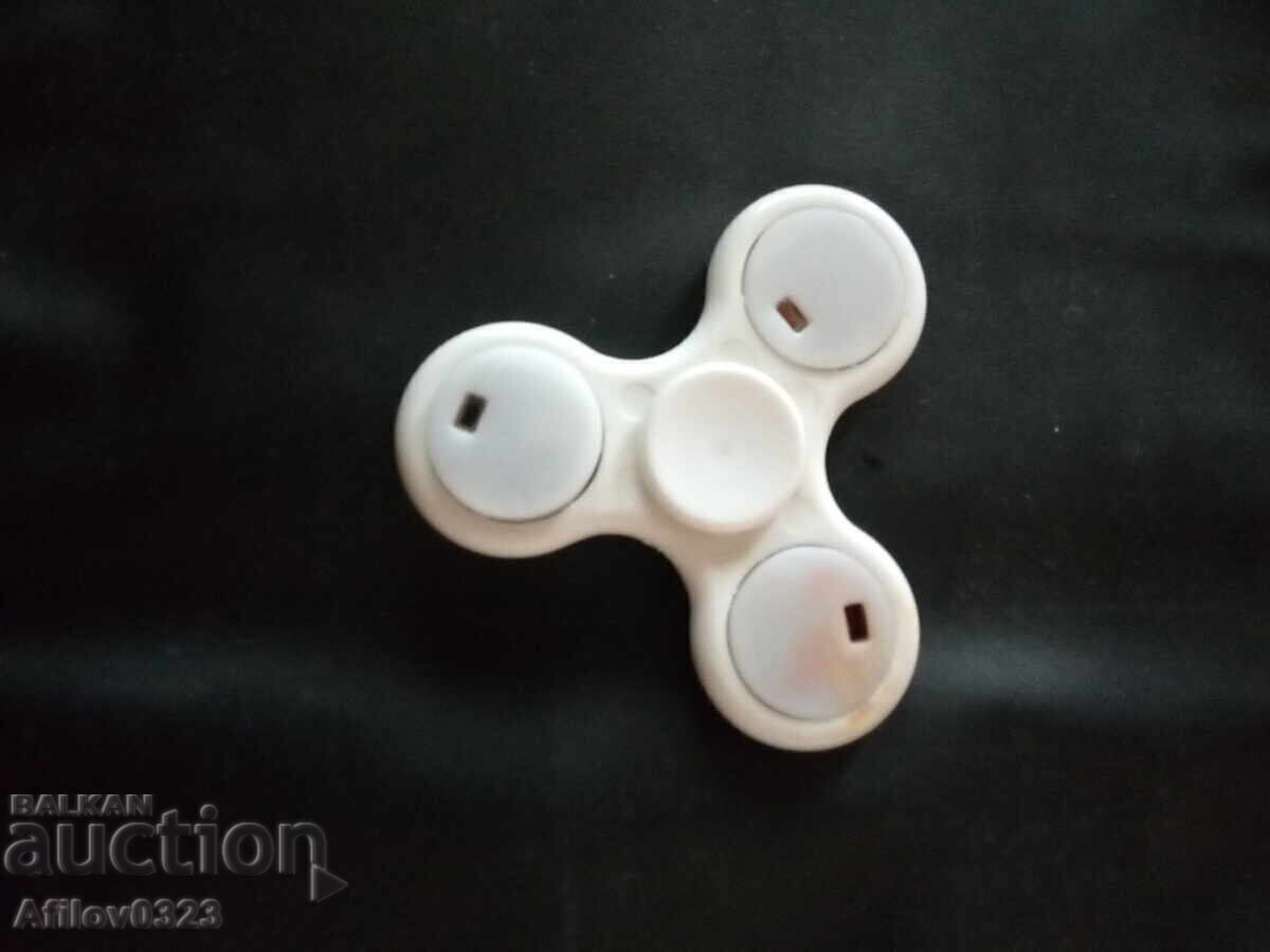 Spinner - pentru distracție - fără baterie cu preț 2.00 BGN | € 1.02 Spinner - pentru distracție - fără baterie cu preț 2.00 BGN | € 1.02