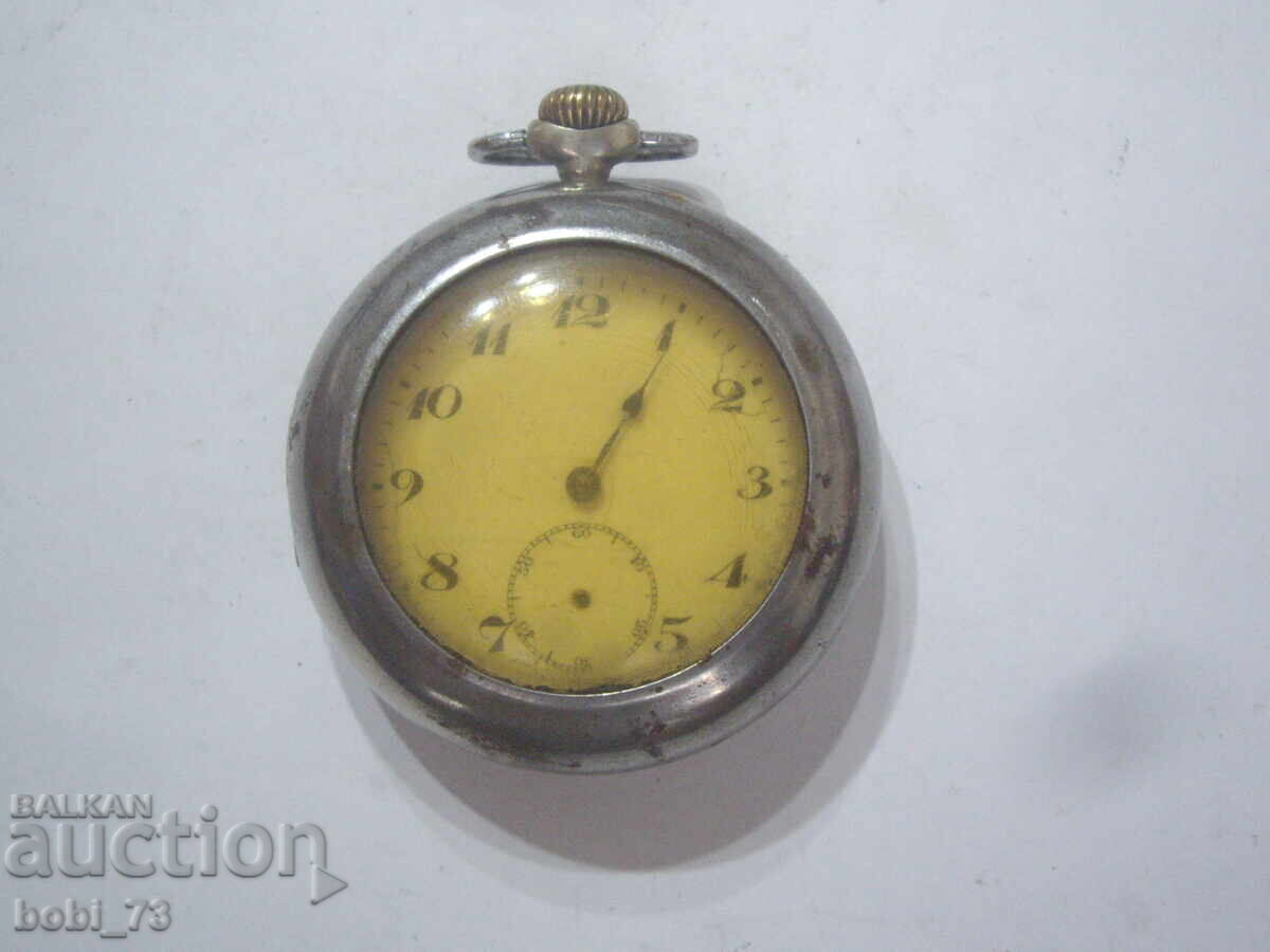 Стар джобен часовникс кутиика. Стар джобен часовникс кутиика.