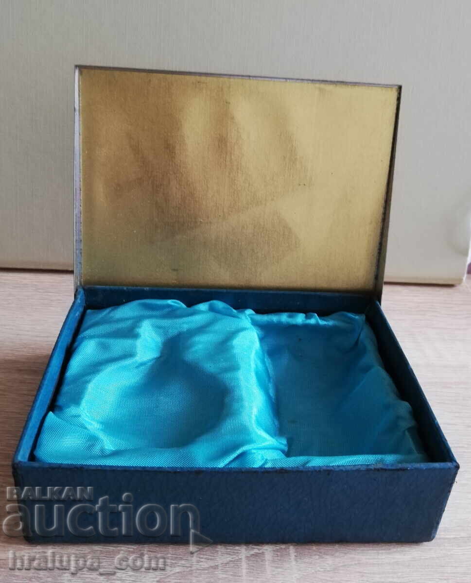 Аукцион Винтидж кутия за парфюм одеколон Аукцион Винтидж кутия за парфюм одеколон