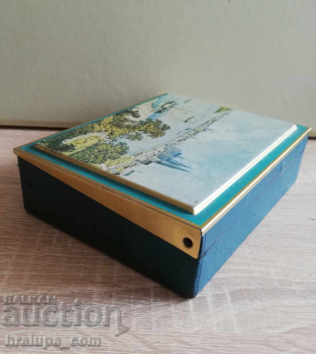 Доставка на Винтидж кутия за парфюм одеколон Доставка на Винтидж кутия за парфюм одеколон