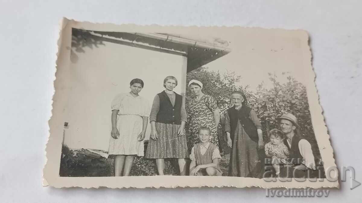 Снимка Ботевградъ Мъж жени и деца 1942 Снимка Ботевградъ Мъж жени и деца 1942