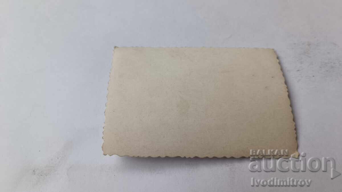 Foto Trei bărbați pe plajă cu preț 2.45 BGN | € 1.25 Foto Trei bărbați pe plajă cu preț 2.45 BGN | € 1.25