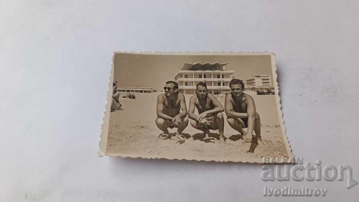 Foto Trei bărbați pe plajă Foto Trei bărbați pe plajă