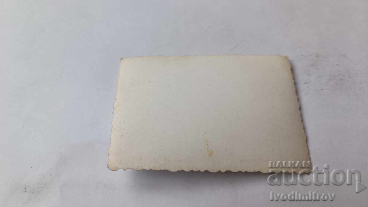 Fotografie cu trei tineri bărbați stând pe iarbă cu preț 2.35 BGN | € 1.20