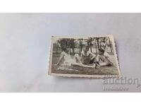 Fotografie cu trei tineri bărbați stând pe iarbă