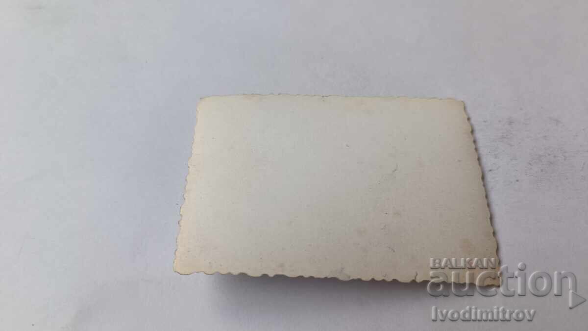 Fotografie cu trei tineri bărbați stând pe iarbă cu preț 2.35 BGN | € 1.20