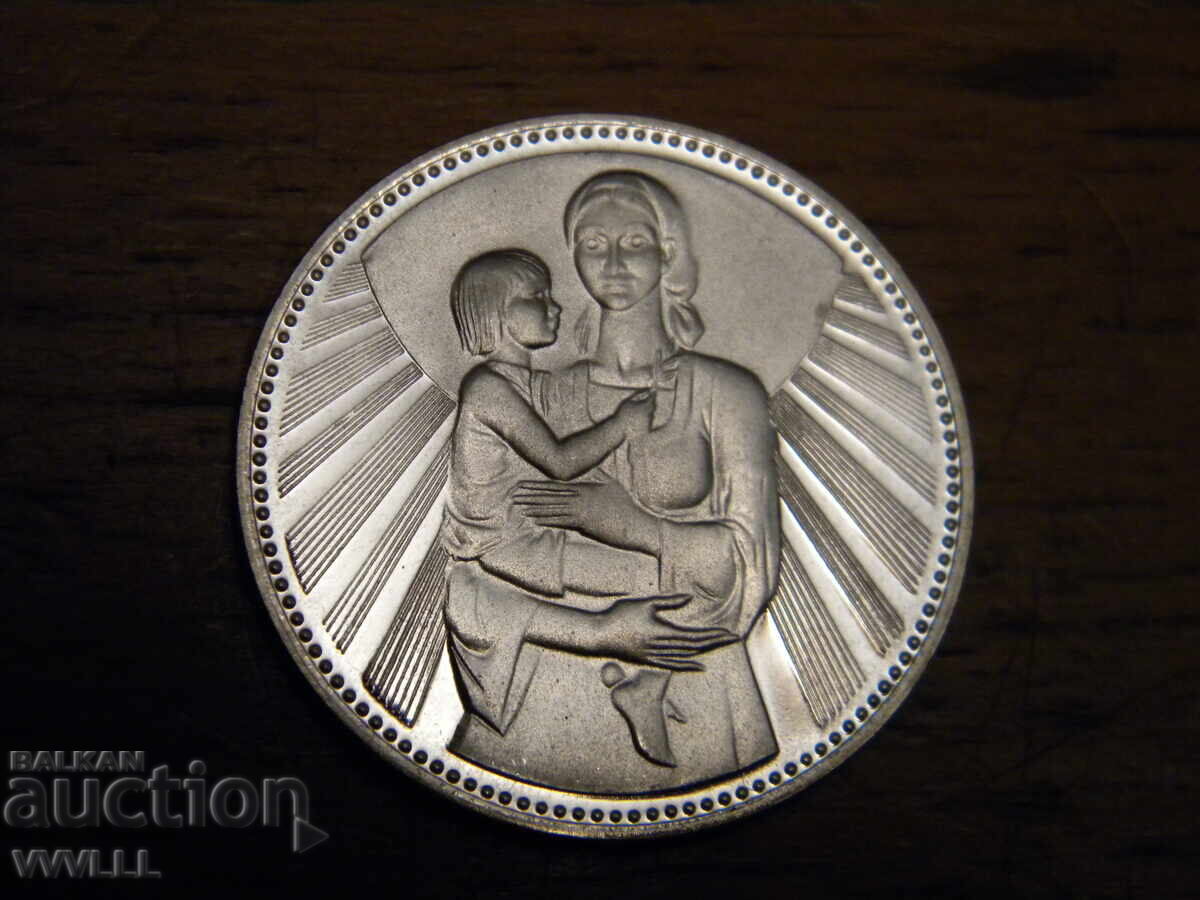 1981 T-shirt with a child. 25 leva with price 50.00 BGN | € 25.56