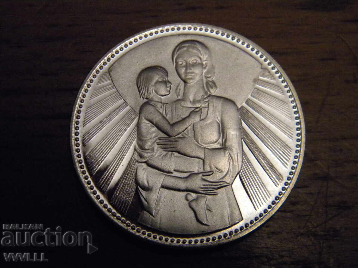 Delivery of 1981 T-shirt with a child. 25 leva