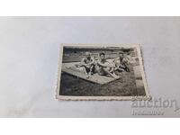 Snimka: Tri νεαροί άνδρες δίπλα στην πισίνα