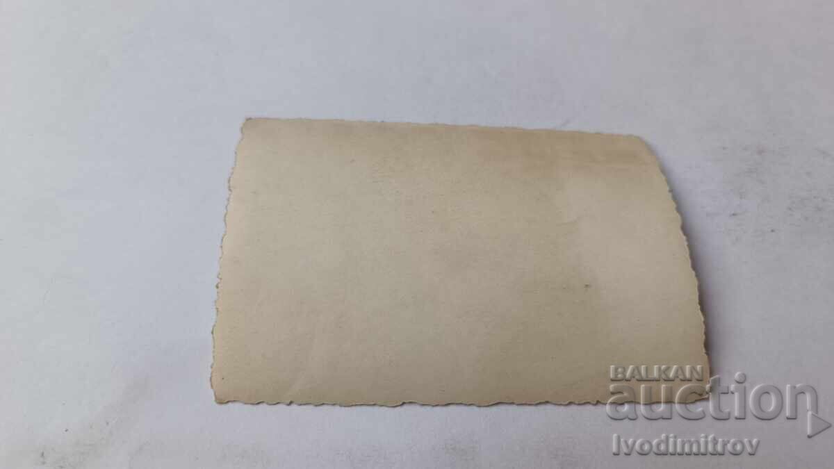 Fotografie Bărbat în fața unui punct medical pe plajă cu preț 2.35 BGN | € 1.20 Fotografie Bărbat în fața unui punct medical pe plajă cu preț 2.35 BGN | € 1.20