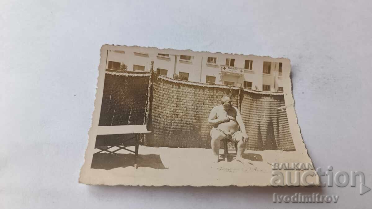 Fotografie Bărbat în fața unui punct medical pe plajă Fotografie Bărbat în fața unui punct medical pe plajă