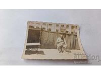 Fotografie Bărbat în fața unui punct medical pe plajă