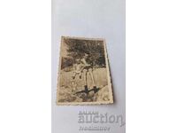 Fotografie cu băiat și bebeluș șezând pe o piatră mare