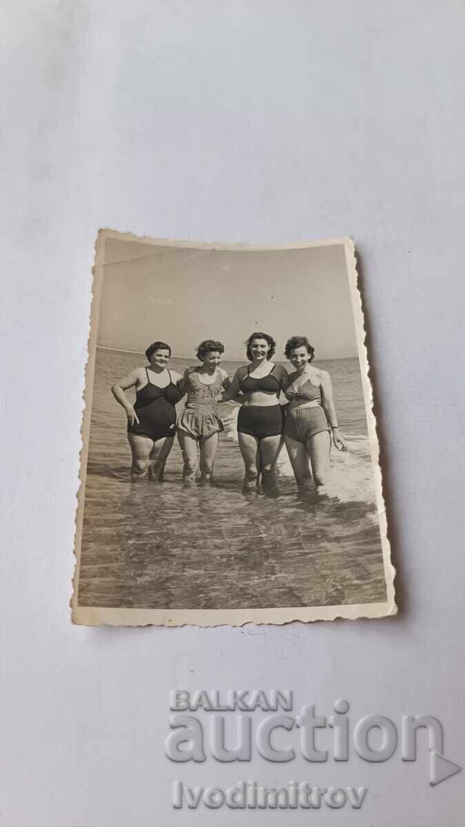 Снимка Четири жени на брега на морето Снимка Четири жени на брега на морето