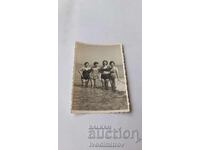 Снимка Четири жени на брега на морето