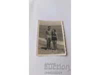 Снимка Мъж и младо момиче на брега на морето