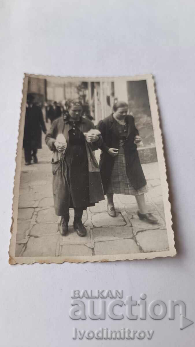 Φωτογραφία Σοφία Δύο γυναίκες σε μια βόλτα Φωτογραφία Σοφία Δύο γυναίκες σε μια βόλτα