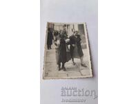 Снимка София Две жени на разходка