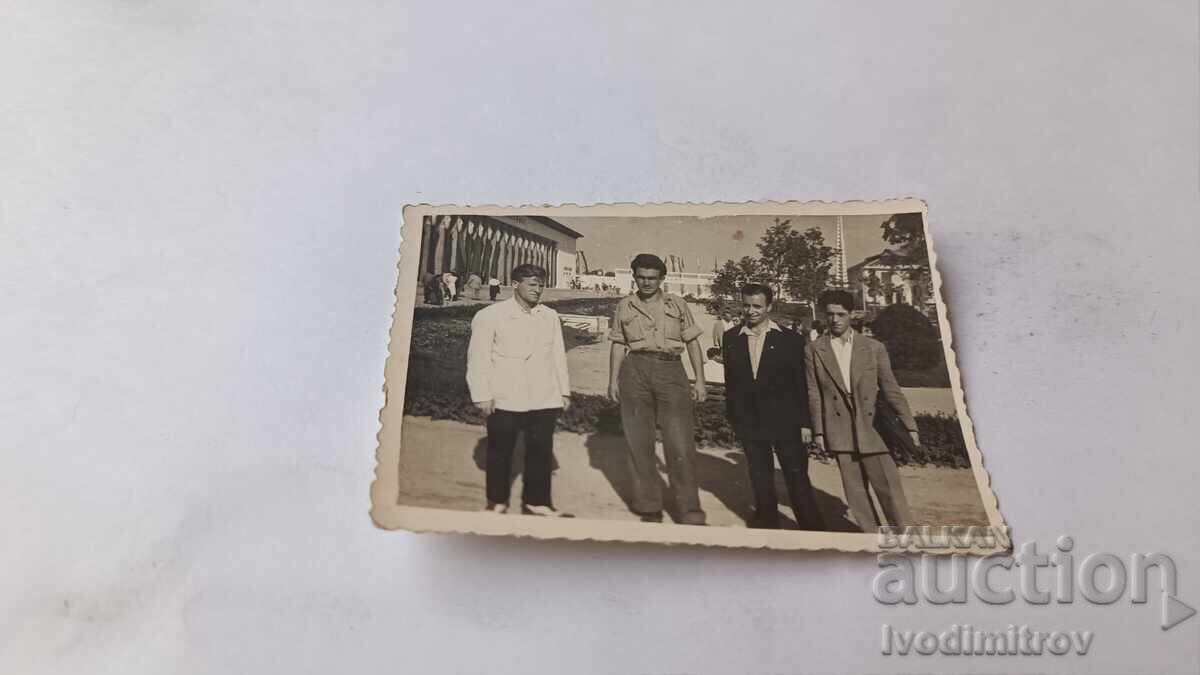 Снимка София Четирима мъже