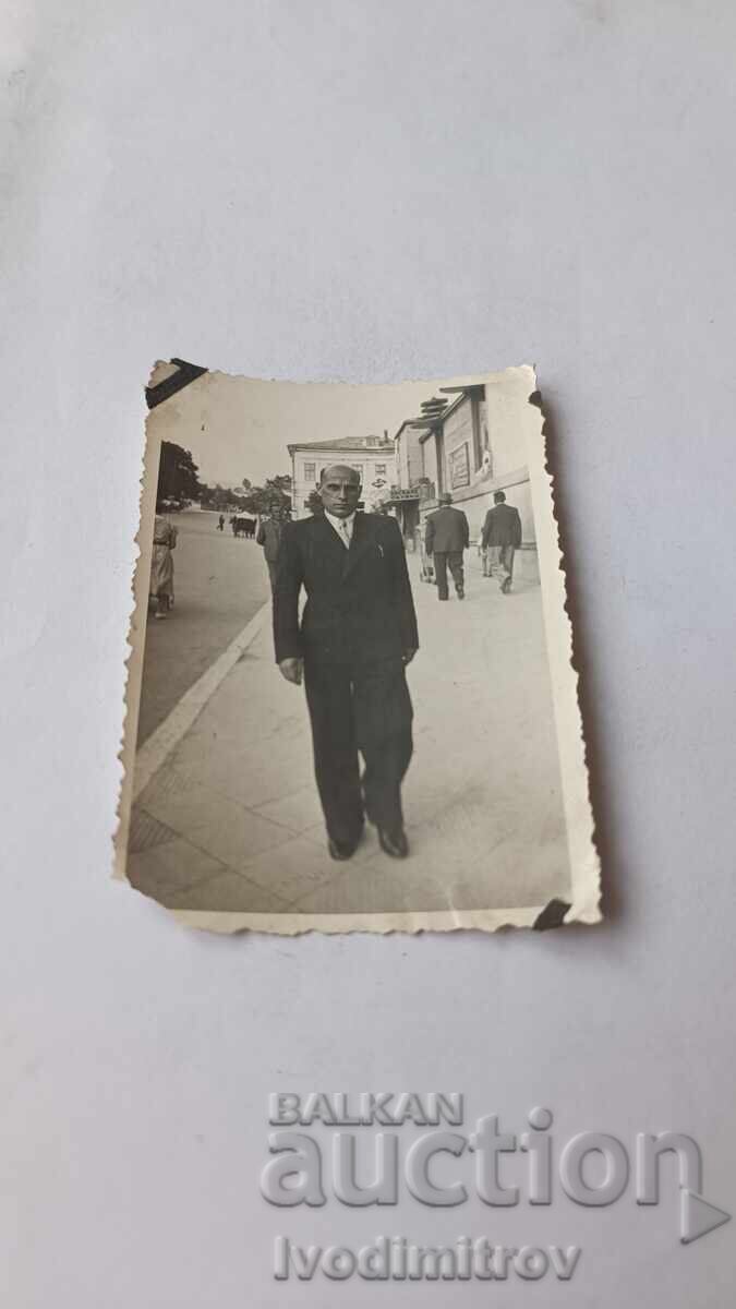 Снимка София Мъж на тротоара