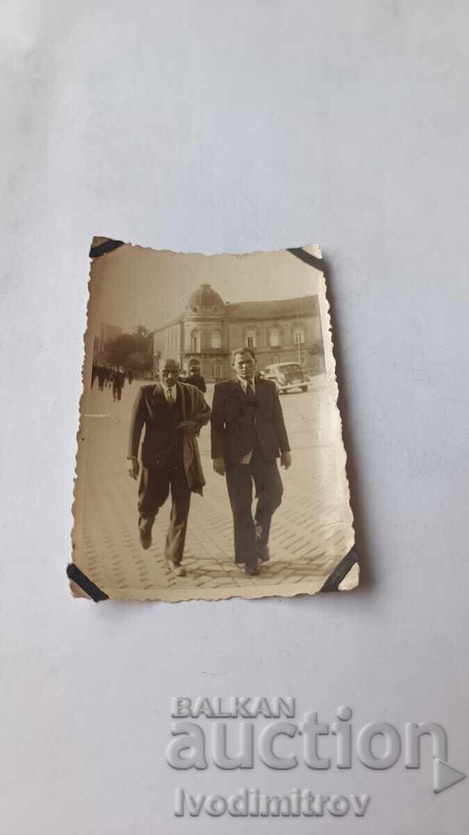 Φωτογραφία Σόφιας, Δύο άνδρες σε βόλτα μπροστά από την Εθνοσυνέλευση