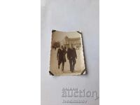 Φωτογραφία Σόφιας, Δύο άνδρες σε βόλτα μπροστά από την Εθνοσυνέλευση