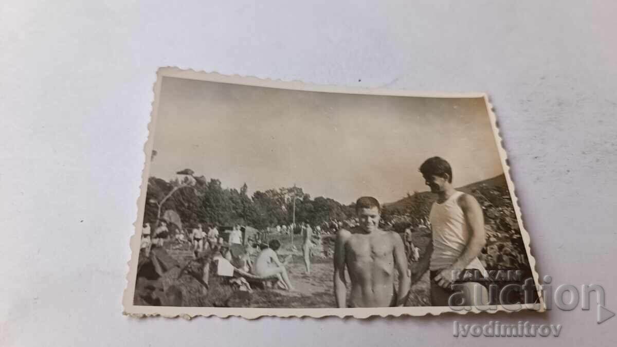 Φωτογραφία Δύο νέοι με κοντά παντελόνια 1963