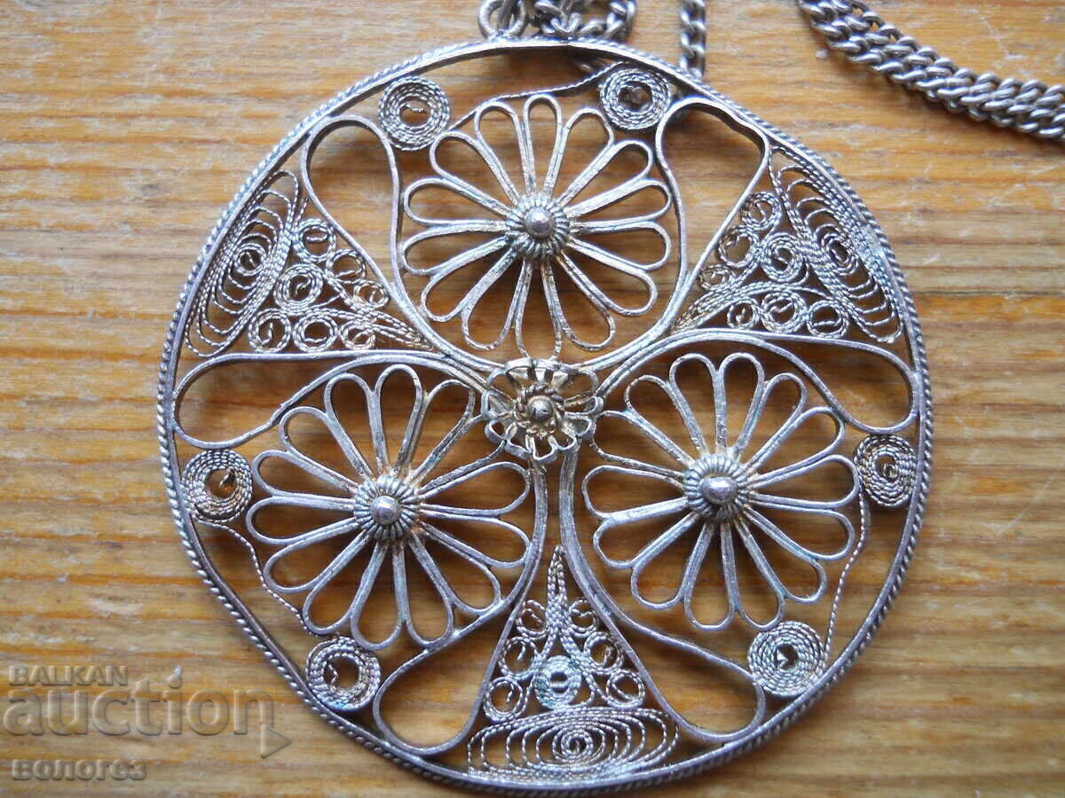 Lanț vechi din argint cu pandantiv - filigran - 12,80 gr cu preț 128.00 BGN | € 65.45 Lanț vechi din argint cu pandantiv - filigran - 12,80 gr cu preț 128.00 BGN | € 65.45