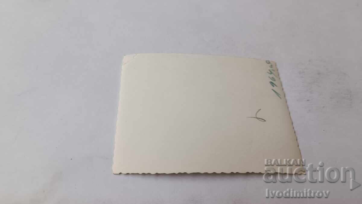 Снимка Млад мъж с китара на плажа 1964 с цена 1.85 лв. | € 0.95 Снимка Млад мъж с китара на плажа 1964 с цена 1.85 лв. | € 0.95